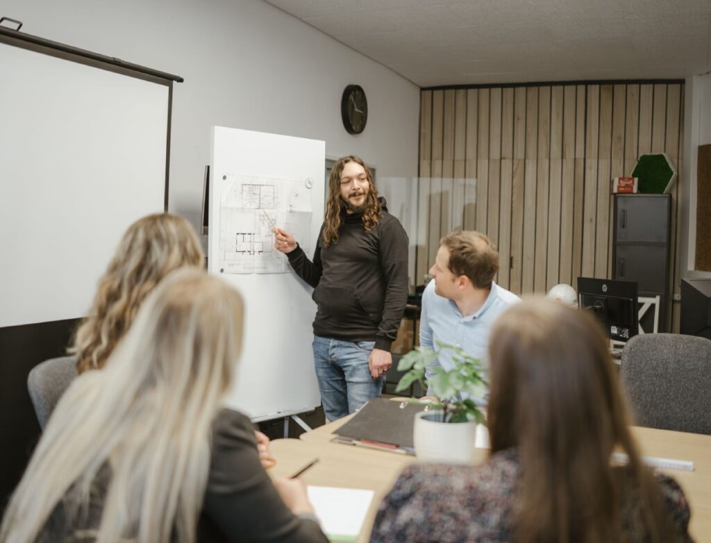 Enerfect-Team bei einer Projektbesprechung am Whiteboard